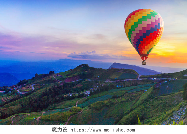 彩色天空下的热气球和山川热气球上美丽的山